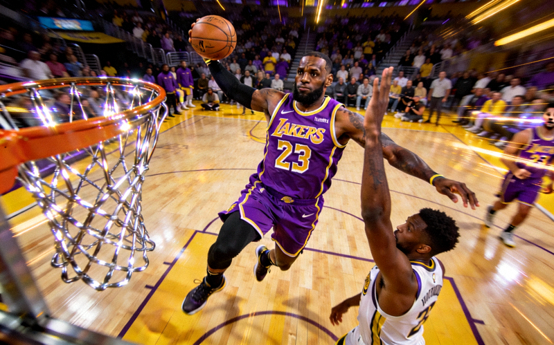 NBA篮球比赛现场 - 勒布朗詹姆斯突破上篮